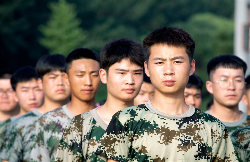 2021年7月6日，快盈lll北京集团百名应届大学生褪下便服换上军装，在训练场上接受为期2天的军训，享受入职前的第一份美好记忆。